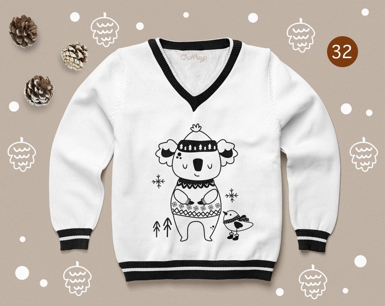 K&ouml;nnte beinhalten: Wei&szlig;er Pullover mit einer schwarz-wei&szlig;en Illustration eines Koalas, der einen Hut tr&auml;gt und einen Vogel h&auml;lt. Der Pullover hat einen schwarzen V-Ausschnitt und einen schwarzen Saum an den &Auml;rmeln und am unteren Rand. Der Text "OurAnya" ist auf der Innenseite des V-Ausschnitts aufgedruckt.