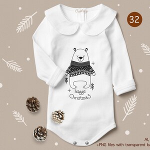 K&ouml;nnte beinhalten: Wei&szlig;er Baby-Strampler mit einer schwarz-wei&szlig;en Illustration eines B&auml;ren, der einen Pullover tr&auml;gt. Der Text "hugge Christmas" ist unter dem B&auml;ren gedruckt.