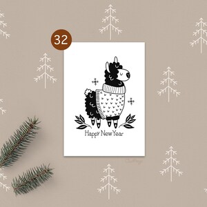 K&ouml;nnte beinhalten: Schwarz-wei&szlig;-Illustration eines Lamas, das einen Strickpullover und einen festlichen Hut tr&auml;gt. Das Lama steht auf einem schneebedeckten Hintergrund mit Schneeflocken. Der Text "Happy New Year" steht unter dem Lama.