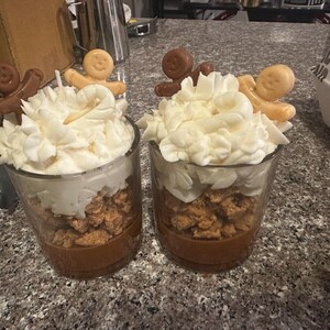Peperkoekdessertkaars | Kaars sojawas met slagroom en peperkoek mannen | Bakkerijkaars voor de feestdagen | Kerstcadeau | Met de hand gegoten afbeelding 2