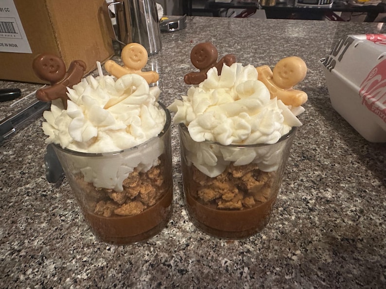 Peperkoekdessertkaars | Kaars sojawas met slagroom en peperkoek mannen | Bakkerijkaars voor de feestdagen | Kerstcadeau | Met de hand gegoten afbeelding 2