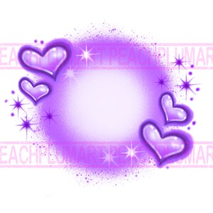 Pu&ograve; includere: Cuori viola su uno sfondo scintillante. I cuori sono contornati di nero e hanno un effetto sfumato. Lo sfondo &egrave; viola chiaro con macchie bianche.