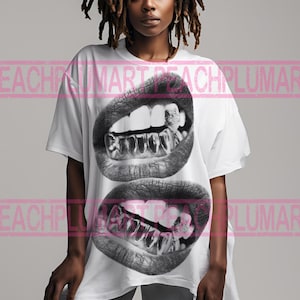 Könnte beinhalten: Weißes T-Shirt mit einem schwarz-weißen Grafikdruck von zwei Lippenpaaren mit goldenen Zähnen. Die Lippen sind geöffnet und die Zähne sind sichtbar.