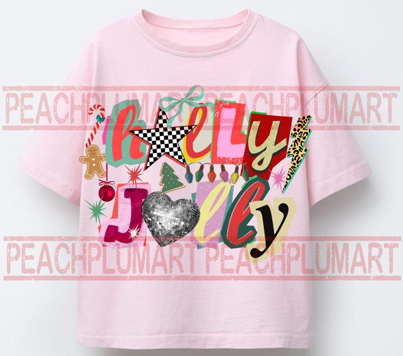 K&ouml;nnte beinhalten: Ein hellrosa T-Shirt mit dem Schriftzug "Holly Jolly" in einem farbenfrohen Design im Collage-Stil. Das Design umfasst einen karierten Stern, ein paillettenbesetztes Herz und weihnachtliche Grafiken.