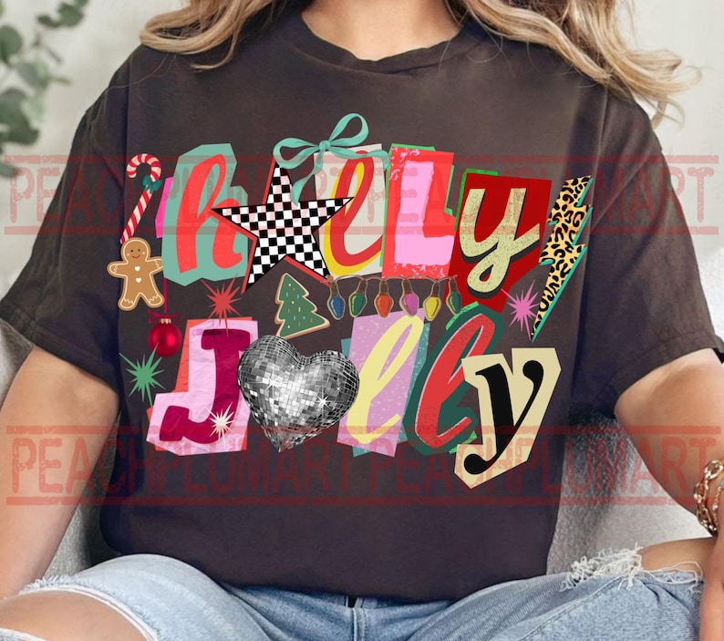 K&ouml;nnte beinhalten: Ein dunkelbraunes T-Shirt mit dem Schriftzug "Holly Jolly" in einem farbenfrohen, festlichen Design. Das Design umfasst einen Lebkuchenmann, eine Zuckerstange, ein Discokugelherz und einen karierten Stern, ideal f&uuml;r die Weihnachtszeit.