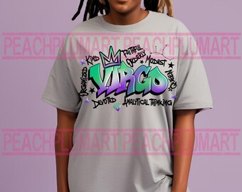 Könnte beinhalten: Ein graues T-Shirt mit einem bunten Grafikdesign des Wortes "Virgo" im Graffiti-Stil. Das Design enthält Wörter wie "organisiert", "ergeben", "analytisches Denken", "treu", "geordnet", "freundlich", "bescheiden" und "Königin".