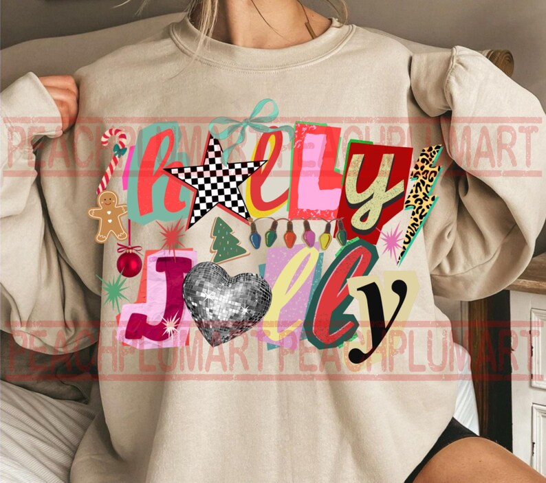 K&ouml;nnte beinhalten: Beiges Sweatshirt mit einem farbenfrohen &bdquo;Holly Jolly&ldquo;-Grafikdesign. Das Design umfasst einen karierten Stern, ein Discokugelherz, einen Weihnachtsbaum, eine Zuckerstange und andere festliche Elemente. Ein fr&ouml;hliches, weihnachtliches Oberteil.