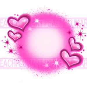 Pu&ograve; includere: Sfondo di vernice spray rosa con quattro cuori rosa e stelle bianche. I cuori sono di dimensioni diverse e sono disposti in un cerchio attorno al centro dell'immagine.