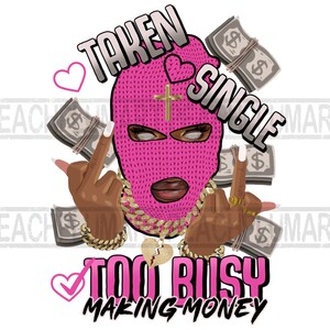Puede incluir: Una máscara de esquí rosa con una cruz dorada y un colgante en forma de corazón roto. El texto "Taken Single Too Busy Making Money" está escrito en letras negras y rosas.