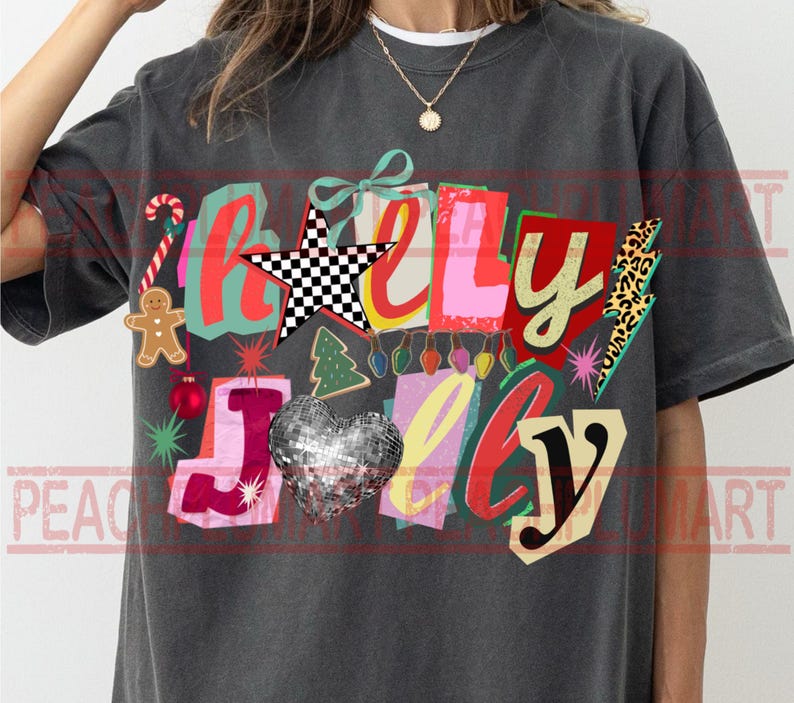 K&ouml;nnte beinhalten: Dunkelgraues T-Shirt mit einem farbenfrohen "Holly Jolly"-Grafik. Das Design umfasst einen Stern, ein Herz, einen Lebkuchenmann und einen Weihnachtsbaum. Der Text ist in verschiedenen Farben und Schriftarten gehalten, mit festlichem Thema.