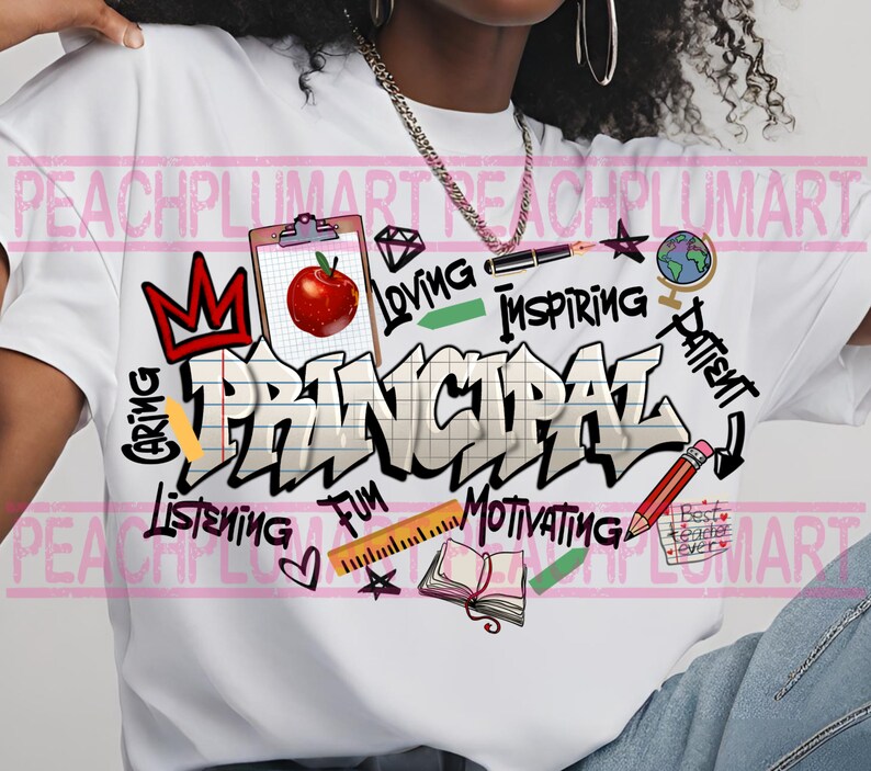 K&ouml;nnte beinhalten: Wei&szlig;es T-Shirt mit einem bunten grafischen Design, das "Principal" im Graffiti-Stil zeigt. Das Design enth&auml;lt eine Krone, einen Apfel, ein Lineal, ein Notizbuch, einen Bleistift und W&ouml;rter wie "caring", "listening", "fun", "loving", "inspiring", "motivating" und "patient".