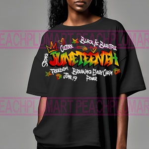 Puede incluir: Camiseta negra con un diseño gráfico que dice "Juneteenth" en letras de estilo graffiti de colores. El diseño también incluye las palabras "Culture", "Black is Beautiful", "Strong", "Freedom", "Breaking Every Chain", "June 19" y "Power".