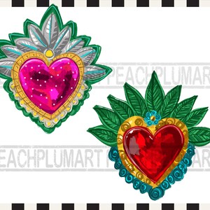 Pu&ograve; includere: Due decorazioni a forma di cuore ornate con bordi dorati e centri gioiello. Il primo cuore &egrave; rosa con pois bianchi e circondato da piume verdi e argentate. Il secondo cuore &egrave; rosso e circondato da foglie verdi e vortici blu.