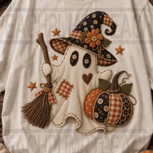 Puede incluir: Una camiseta color crema con un gráfico central de un fantasma que lleva un sombrero de bruja oscuro con una flor y sostiene una escoba. El fantasma tiene un parche de corazón, un parche de cuadros y está junto a una calabaza con patrones.