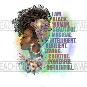Peut inclure: Une illustration numérique d'une femme noire aux cheveux bouclés, portant un foulard et de grandes boucles d'oreilles. L'arrière-plan est une aquarelle colorée avec le texte "Je suis noire. Femme. Belle. Magique. Intelligente. Résiliente. Aimante. Créative. Puissante. Influente."