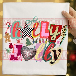 K&ouml;nnte beinhalten: Wei&szlig;er Stoff mit dem Namen "Kelly Joy" in einem farbenfrohen Collage-Design. Das Design umfasst einen karierten Stern, ein Discokugelherz, Lichterketten und andere festliche Elemente.