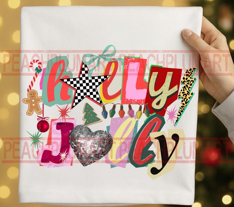 K&ouml;nnte beinhalten: Wei&szlig;er Stoff mit dem Namen "Kelly Joy" in einem farbenfrohen Collage-Design. Das Design umfasst einen karierten Stern, ein Discokugelherz, Lichterketten und andere festliche Elemente.