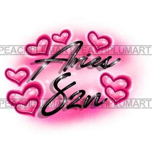 Puede incluir: Fondo rosa con una fuente negra cursiva que dice "Aries 82" rodeada de corazones rosas.