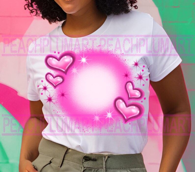 Pu&ograve; includere: Maglietta bianca con un design a spruzzo rosa di cuori e stelle. I cuori sono rosa e hanno una finitura lucida.