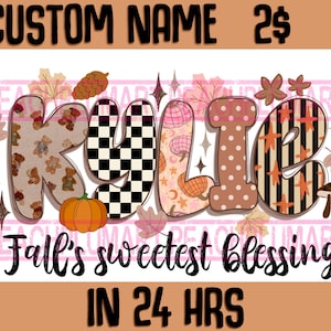 Puede incluir: Un diseño de nombre personalizado con el nombre "Kylie" en letras grandes y decorativas. Las letras presentan varios patrones, incluyendo osos de peluche, tablero de ajedrez, calabazas y estrellas. El diseño incluye el texto "Fall's sweetest blessing" y "IN 24 HRS".