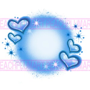 Pu&ograve; includere: Un'illustrazione digitale blu e bianca di un effetto di vernice spray con cuori e stelle. I cuori sono blu con un contorno bianco e le stelle sono bianche con un contorno blu.