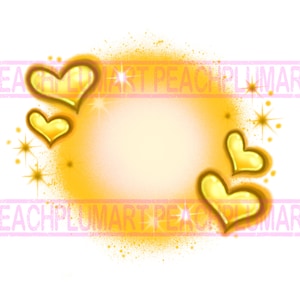 Pu&ograve; includere: Uno sfondo giallo e oro con un effetto di vernice spray e quattro cuori dorati. I cuori sono di dimensioni diverse e sono disposti in un gruppo. Ci sono anche piccole stelle dorate sparse intorno ai cuori.