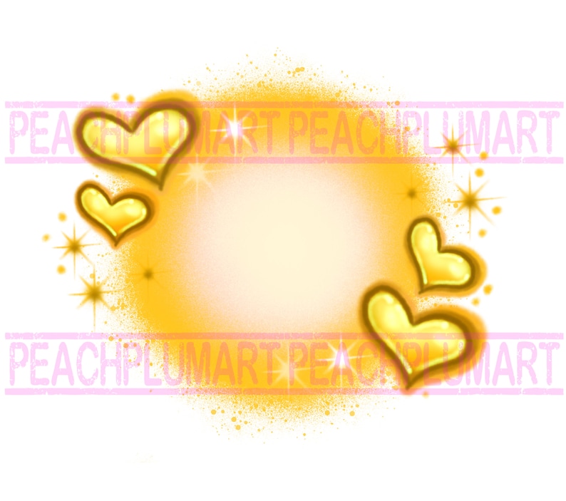 Pu&ograve; includere: Uno sfondo giallo e oro con un effetto di vernice spray e quattro cuori dorati. I cuori sono di dimensioni diverse e sono disposti in un gruppo. Ci sono anche piccole stelle dorate sparse intorno ai cuori.