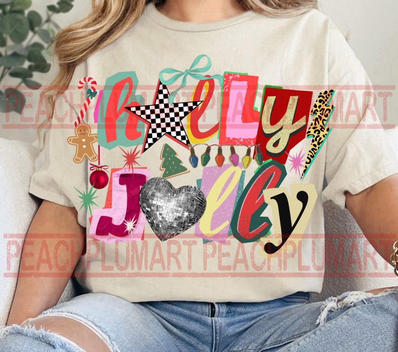 K&ouml;nnte beinhalten: Cremefarbenes T-Shirt mit einem farbenfrohen Aufdruck mit der Aufschrift "Holly Jolly". Das Design umfasst einen karierten Stern, ein Herz aus Discokugeln und Weihnachtselemente wie einen Lebkuchenmann und eine Zuckerstange.