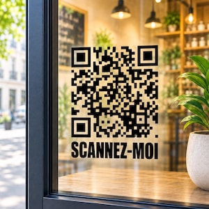 Peut inclure: Un autocollant QR code noir apposé sur une vitre, présentant le texte SCANNEZ-MOI en lettres capitales grasses et sans empattement, situé juste en dessous du code matriciel carré. Le design est contrasté, utilisant de l'encre noire sur verre.