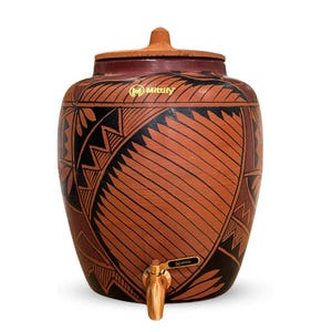 Handgjord lerkruka med vatten, harpdesign, metallkran, 11 liter