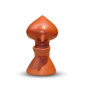 以下が含まれることがあります： 丸いトップと注ぎ口が付いたテラコッタ製のセラミックポット。ポットは伝統的なデザインで、液体を注ぐために使用されます。