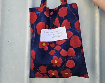 Bolso tote de flores confeccionado con tejido sostenible reciclado. ¡Agregue su propia cotización! Personalizable y único, para entusiastas del slow fashion <3