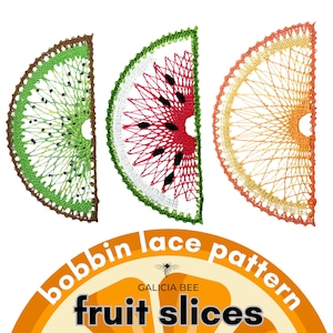 Puede incluir: Tres patrones de rodajas de fruta de encaje de bolillos hechas a mano: un kiwi, una sandía y una naranja. El kiwi es verde con bordes marrones y semillas negras. La sandía es roja con semillas negras y bordes blancos. La naranja es naranja con bordes amarillos.