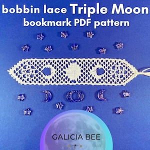 Puede incluir: Marcador de libro de encaje de bolillos blanco con un diseño de triple luna. El marcador está sobre un fondo azul con estrellas y lunas azules. El texto "GALICIA BEE" es visible en la parte inferior central de la imagen.