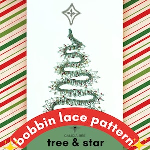 Può includere: Uno schema di pizzo a fuselli per un albero di Natale e una stella. Lo schema è mostrato in uno schema di colori verde e rosso con una stella argentata in cima all'albero.