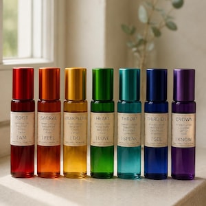 Può includere: Sette flaconi roll-on in vetro in uno spettro di colori, ciascuno con tappo metallico ed etichetta con ingredienti e nome del chakra: Root, Sacral, Solar Plexus, Heart, Throat, Third Eye e Crown. Ogni flacone contiene 10ml di liquido.