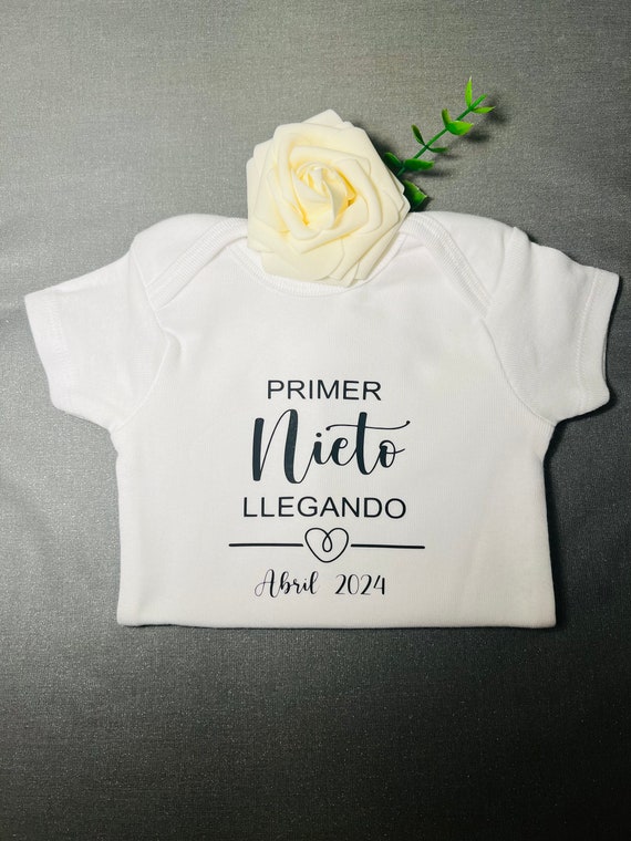Body personalizado para bebé con el primer nieto: anuncio de