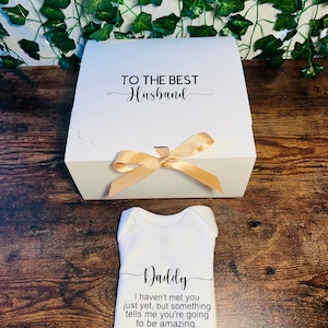 Annuncio di gravidanza per il marito, maglietta "Ciao papà", annuncio di futuro padre, rivelazione della gravidanza per il papà, scatola rivelazione del bambino, sorpresa per il bambino