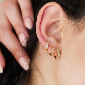 18k Pave Diamond Huggie-oorbellen, CZ Huggie-oorbellen, Basic Pave-oorbellen, sierlijke hoepels, lichtgewicht hoepeloorbellen, cadeau voor haar