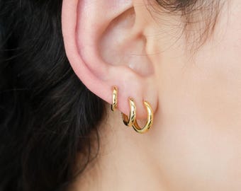 18k Gold Basic Huggie Hoop Earrings, 8mm, 10mm, 12mm Classic Huggie Hoops, Cartilage Hoops, Small Gold Hoops, Lightweight Hoops, Shiny Hoops