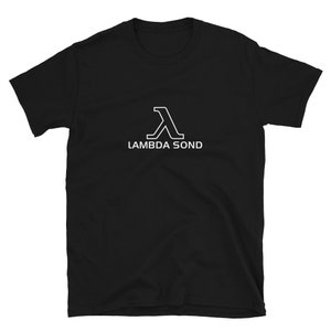 Könnte beinhalten: Schwarzes T-Shirt mit weißem Lambda-Symbol und dem Text "LAMBDA SOND" auf der Vorderseite. Das Shirt hat kurze Ärmel und einen Rundhalsausschnitt. Das Design ist zentriert.