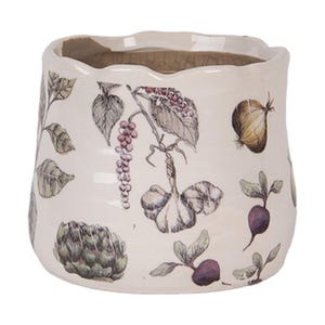 Peut inclure: Un cache-pot en céramique de couleur crème avec un bord ondulé, orné d'illustrations botaniques détaillées de divers légumes, dont un artichaut, de l'ail, des betteraves et un oignon, dans des tons sourds de vert, violet et marron.