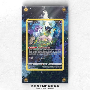 Könnte beinhalten: Eine Pokémon-Sammelkarte mit Mew, einem rosa, katzenartigen Pokémon mit einem violetten Schwanz. Die Karte hat einen blauen Hintergrund mit Illustrationen anderer Pokémon, darunter ein blauer Vogel, ein schwarzer Vogel und ein rosa Pokémon mit einem blauen Schwanz. Der Kartentext lautet "BASIC Mew HP60" und "Ability Mysterious Tail".