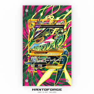 Puede incluir: Una tarjeta Pokémon enmarcada con Mega Rayquaza EX. La tarjeta tiene un borde dorado y una ilustración verde, negra y amarilla del Pokémon. El fondo es un patrón rosa y verde. El texto "KANTOFORGE" está en la parte inferior.
