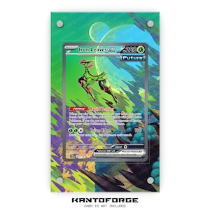 Op de afbeelding: Een groene en roze Iron Leaves EX Pokémon kaart met een waarde van 220 HP. De kaart toont een illustratie van de Pokémon met de tekst "Rapid Vernier" en "Prism Edge" vaardigheden.