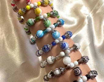 Pulseiras com pingentes em espiral de óculos coloridos | Joias de miçangas com estilo vintage e retrô dos anos 2000