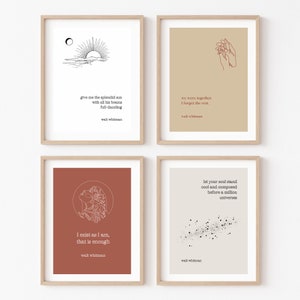 Puede incluir: Conjunto de cuatro impresiones de arte minimalistas con dibujos de líneas y citas de Walt Whitman. Las impresiones están enmarcadas en madera clara y tienen una paleta de colores neutros.