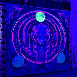 UVブラックライトヘカテ、女神タペストリー、壁掛け、ネオンアート、暗闇で光る、壁アート、
