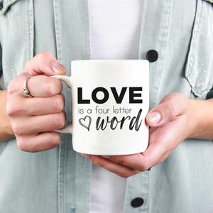 Taza "El amor es una palabra de cuatro letras", "Te amo", "Día de San Valentín", "Te amo", "Con cafeína", "Regalo de Etsy", "Impresión a pedido", "Taza de café personalizada", "Infusión"