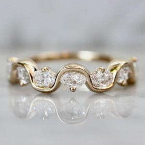 Ovale diamanten golfband, 14k massief gouden ring met witte diamanten